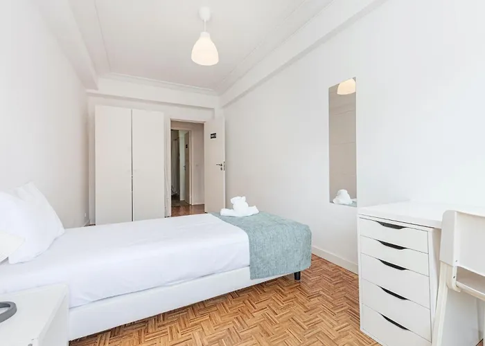 Appartement Houze Spacious Near Marques De Pombal Lissabon